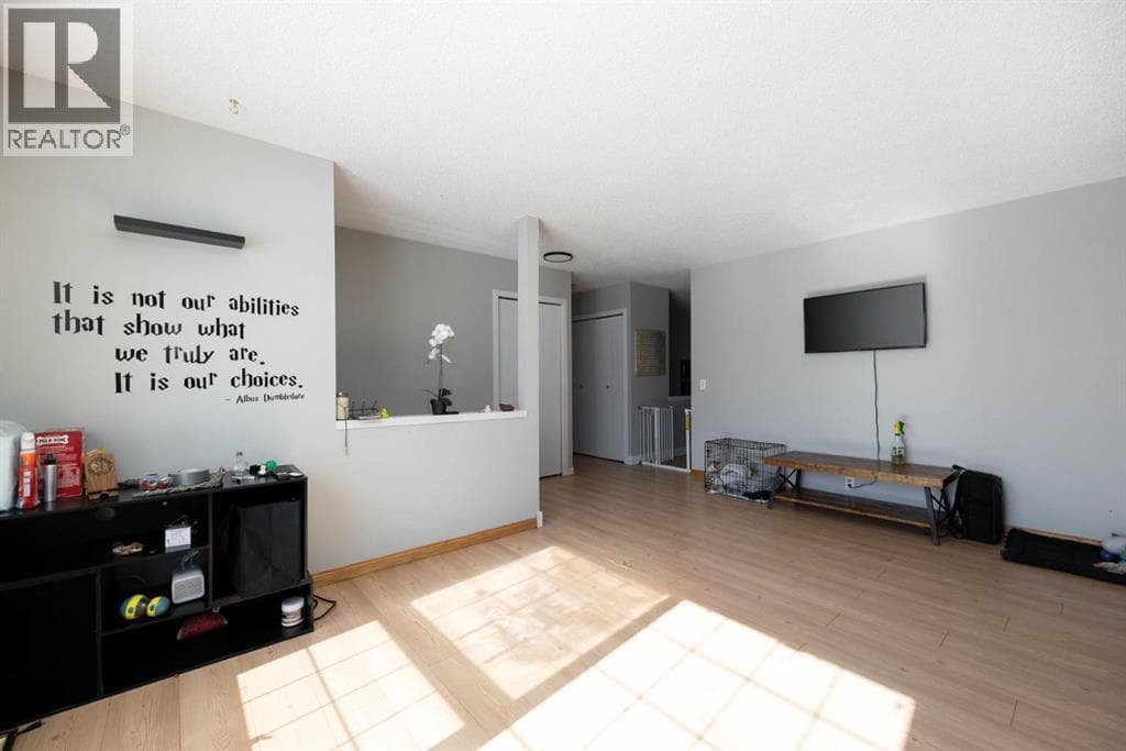 241 Bird Crescent photo 4