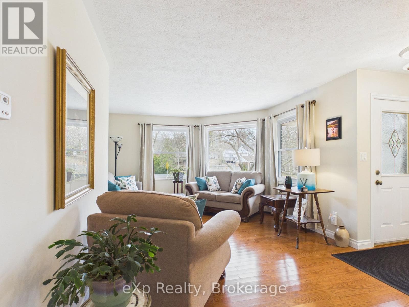 308 MARY STREET photo 3