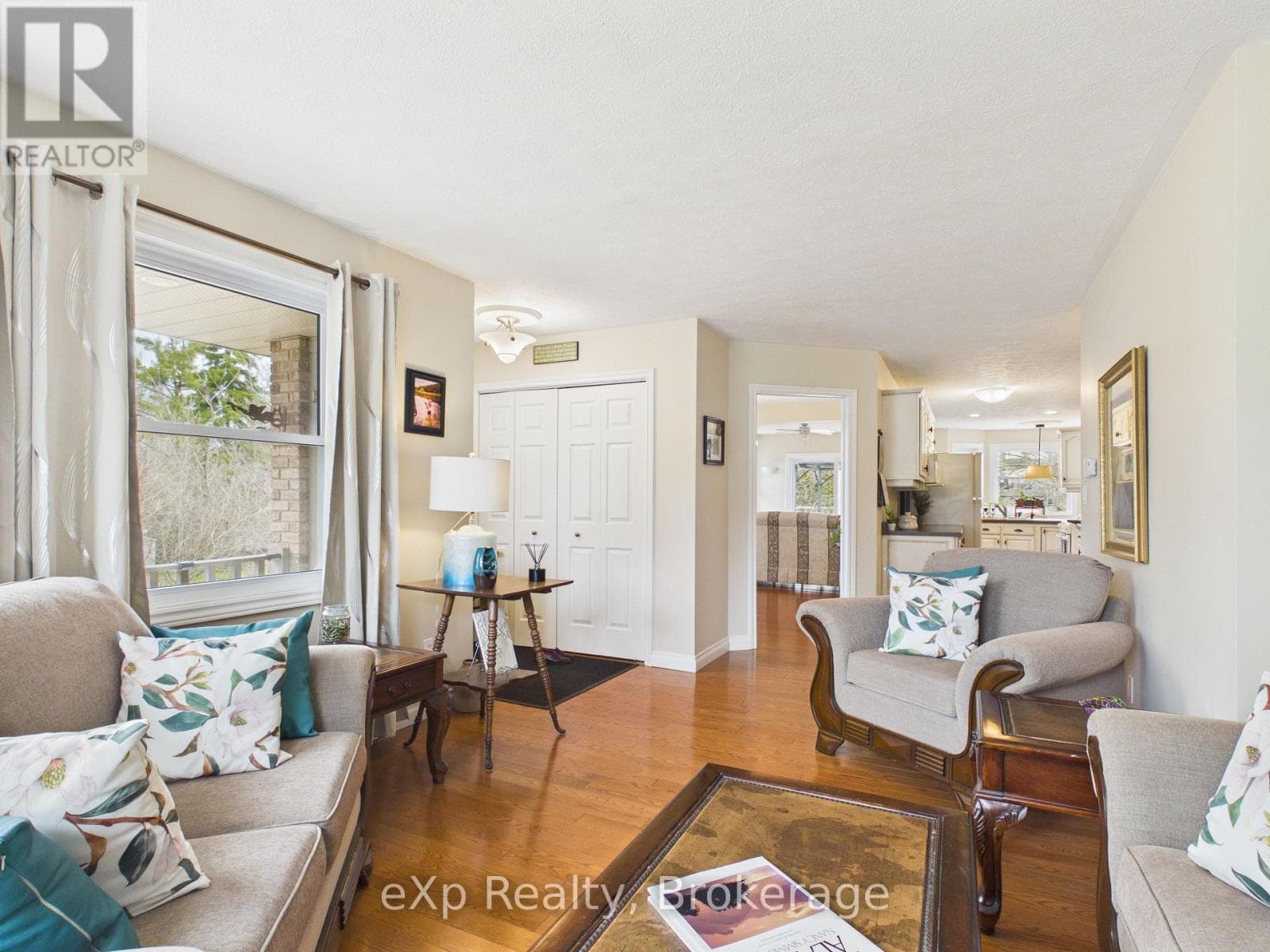 308 MARY STREET photo 4