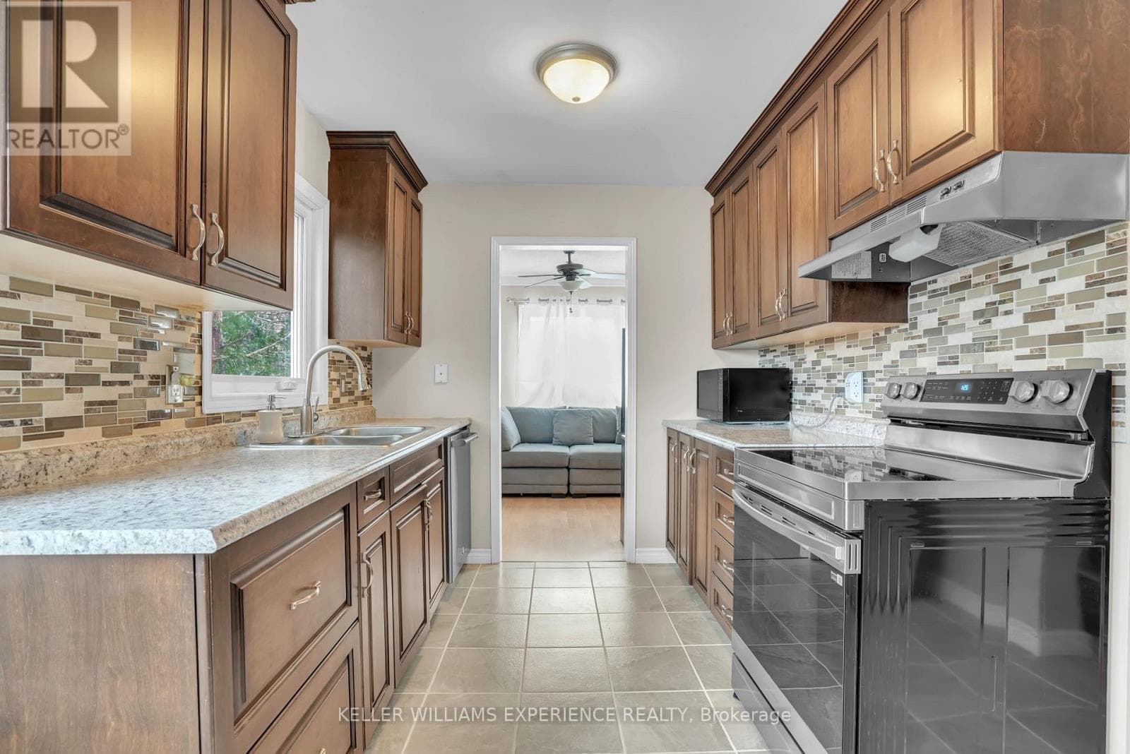 24 LINDSAY COURT photo 3