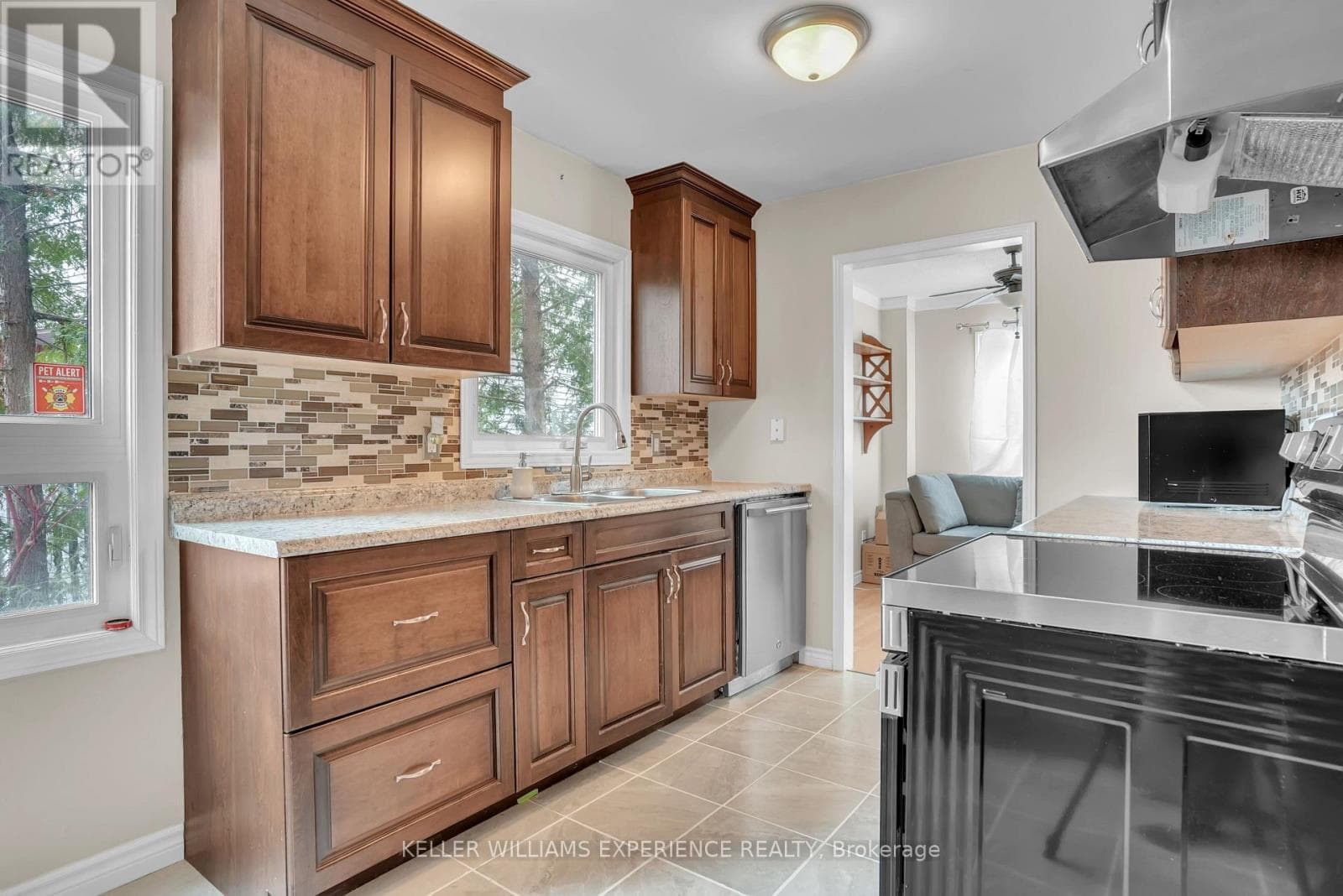 24 LINDSAY COURT photo 4