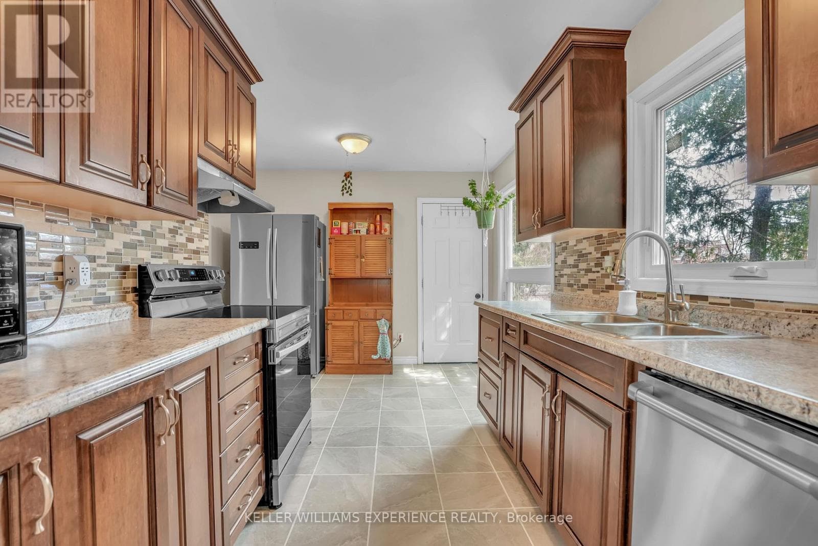 24 LINDSAY COURT photo 5