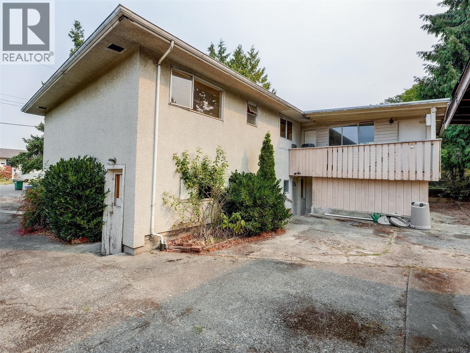 723 Genevieve Rd photo 2