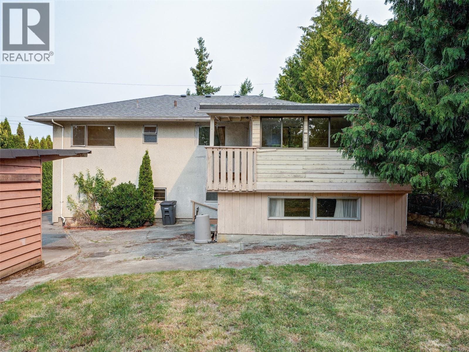 723 Genevieve Rd photo 3