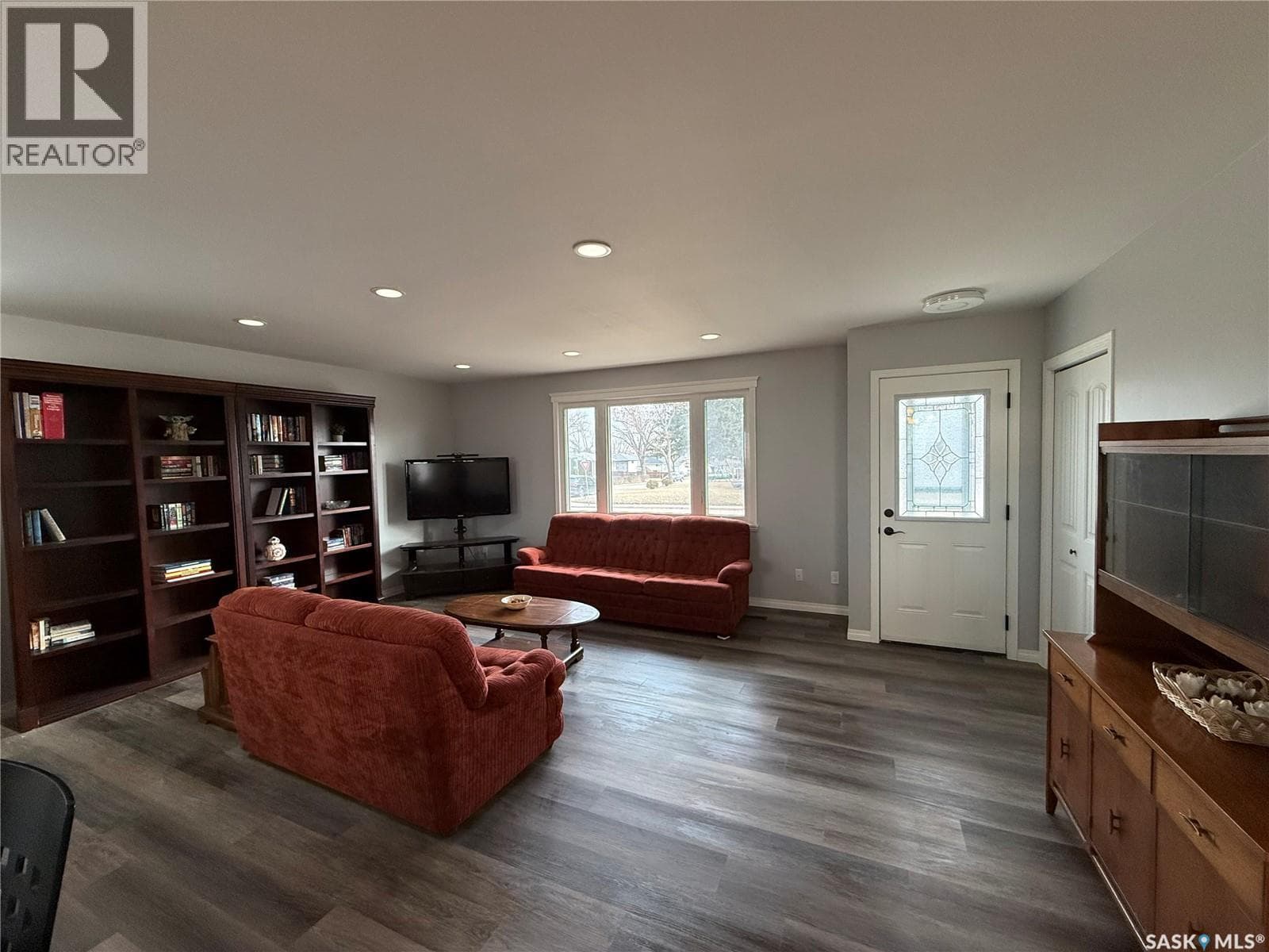 801 Lorne STREET W photo 2
