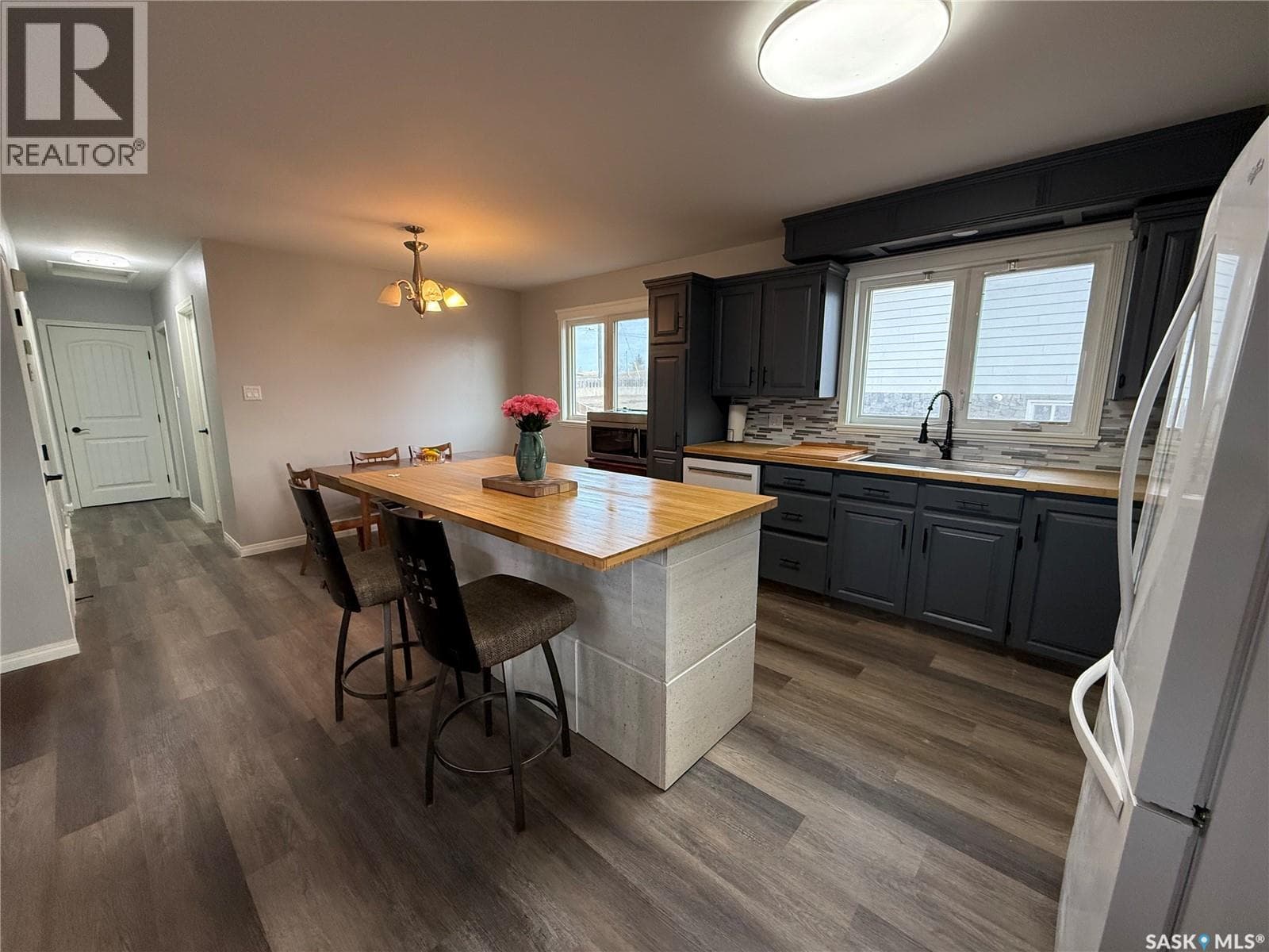 801 Lorne STREET W photo 3