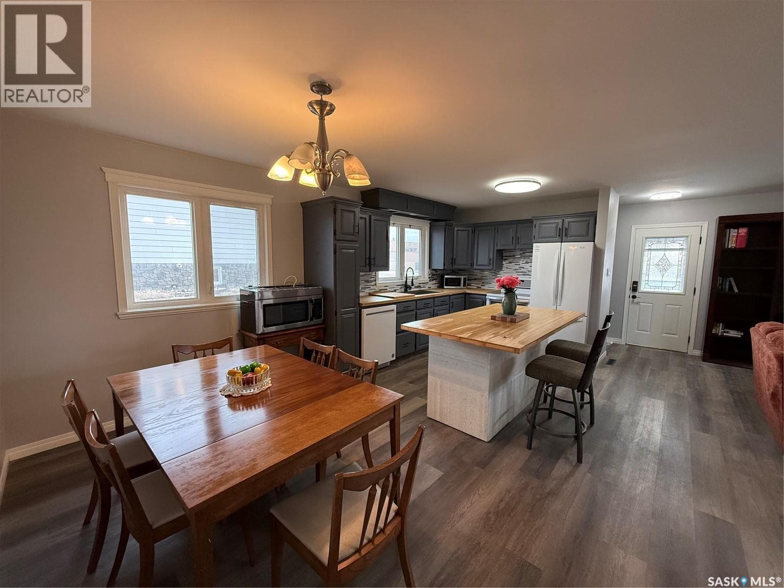 801 Lorne STREET W photo 4