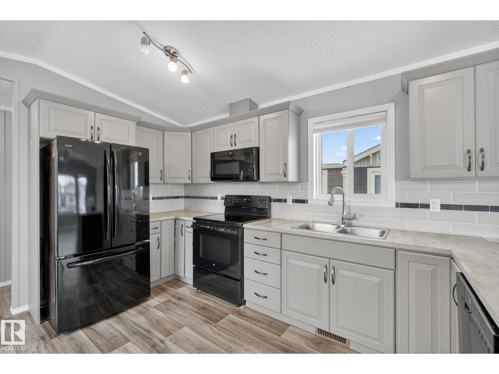 18 Aspen AV