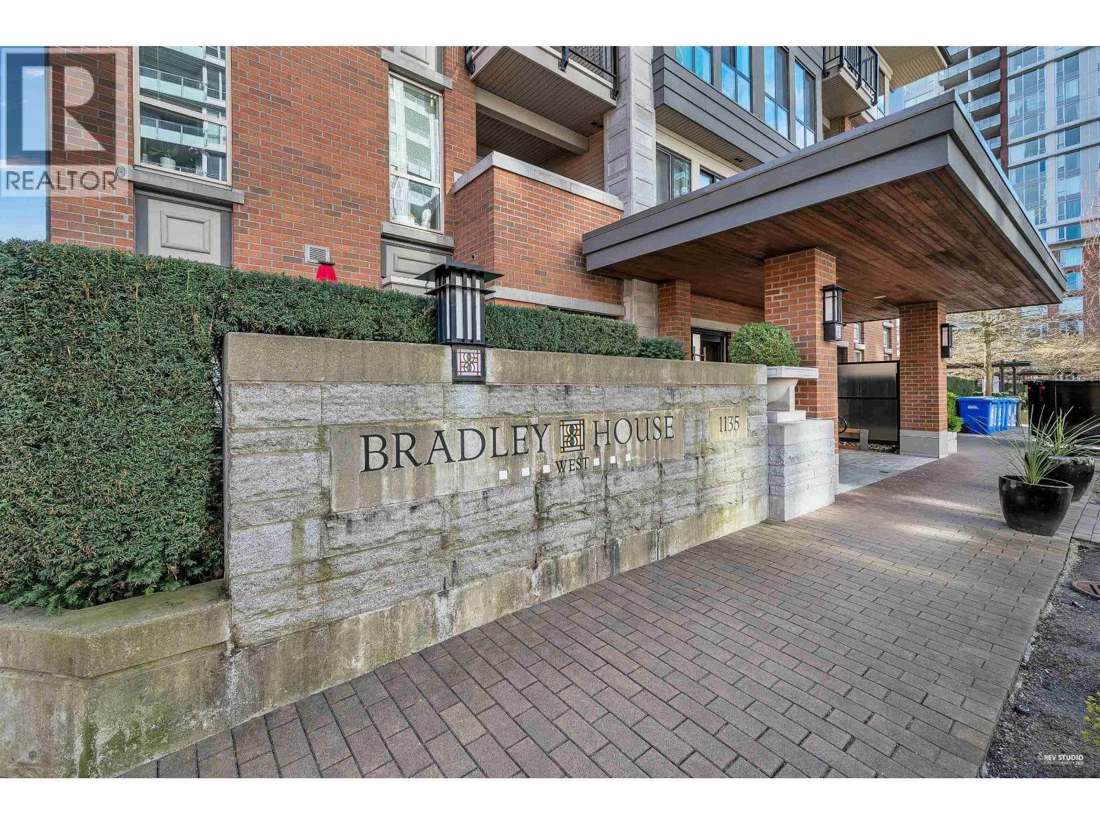 111 1135 WINDSOR MEWS photo 3