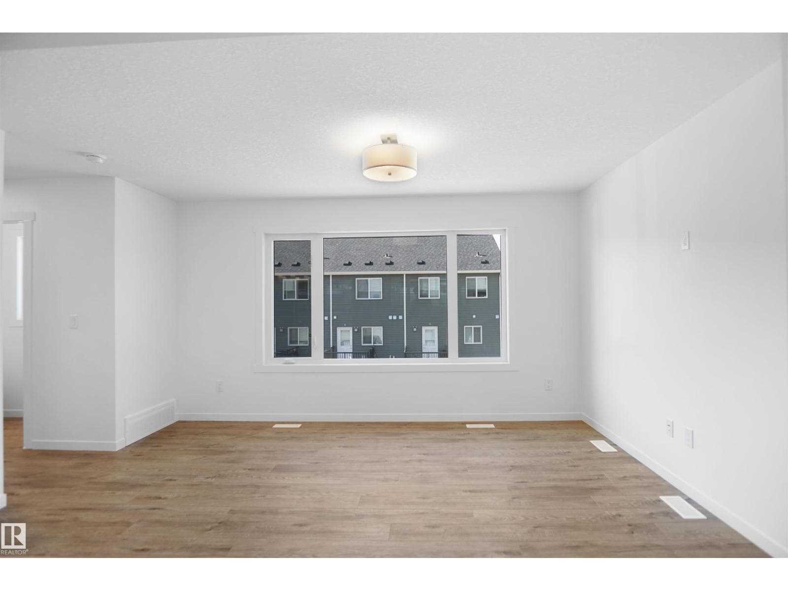 #54 525 SECORD BV NW photo 3