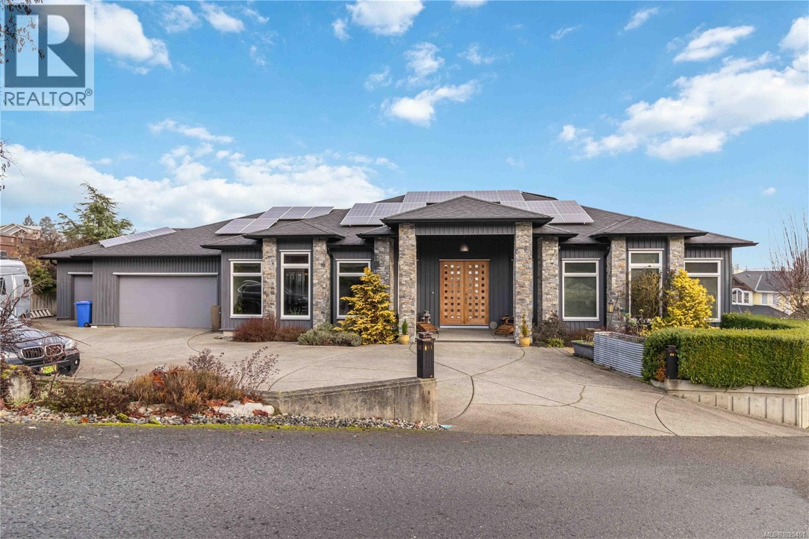 532 Sentinel Dr photo 4