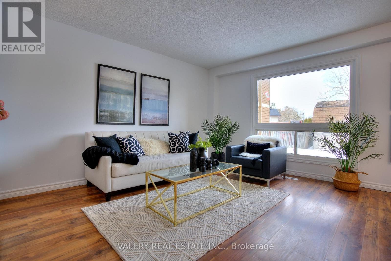 24 LAMPMAN LN LANE photo 3