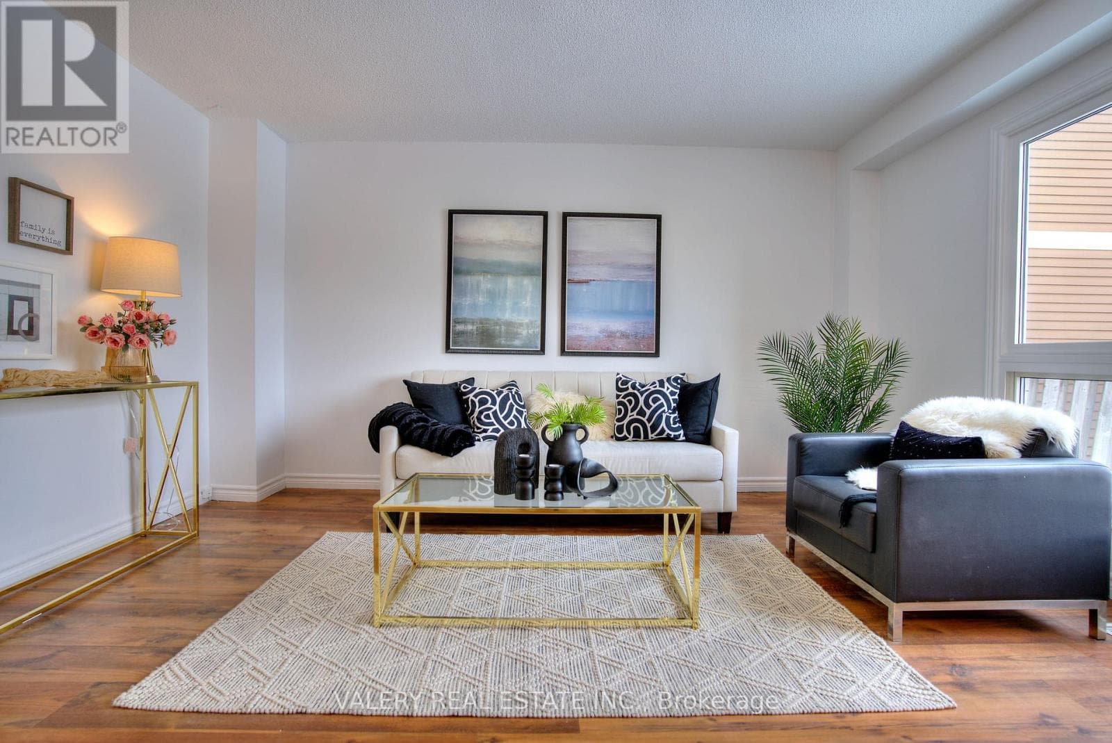 24 LAMPMAN LN LANE photo 2