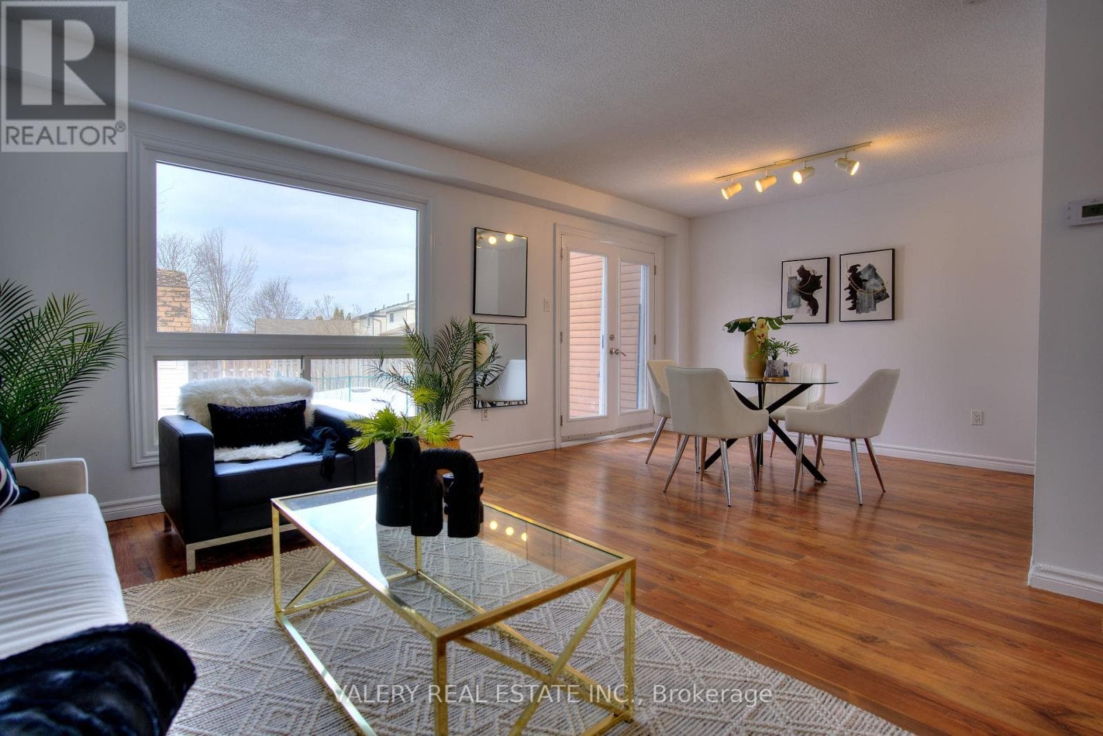 24 LAMPMAN LN LANE photo 4