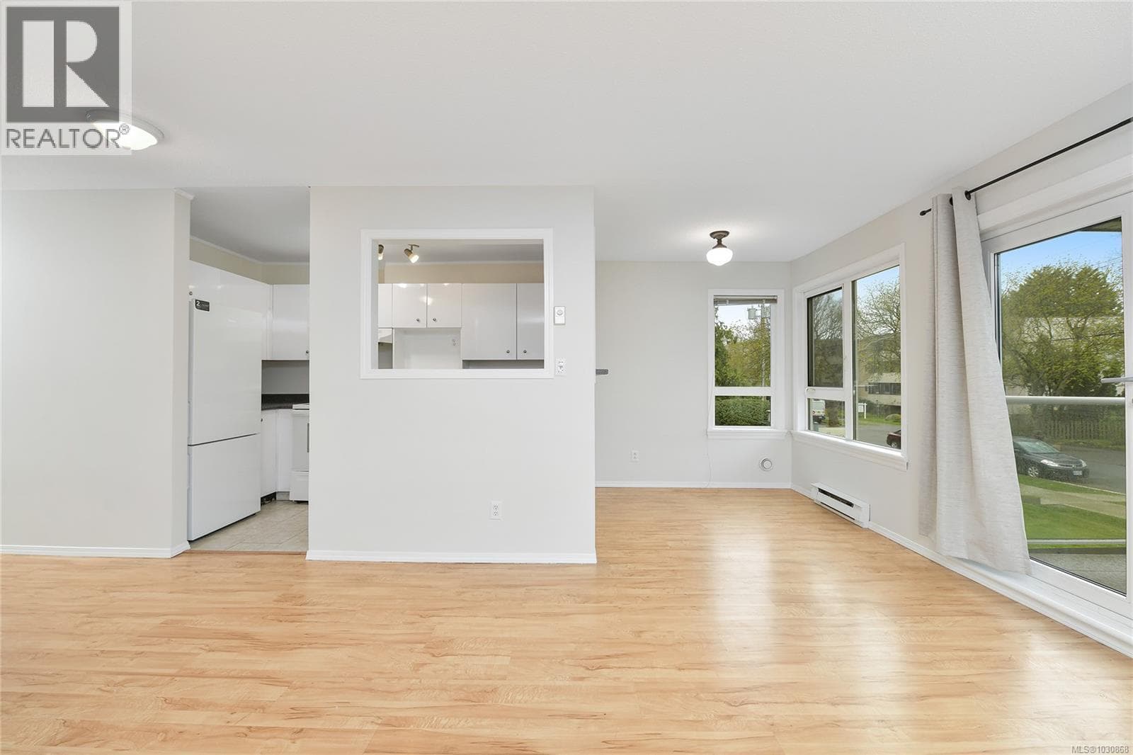 202 2647 Graham St photo 3