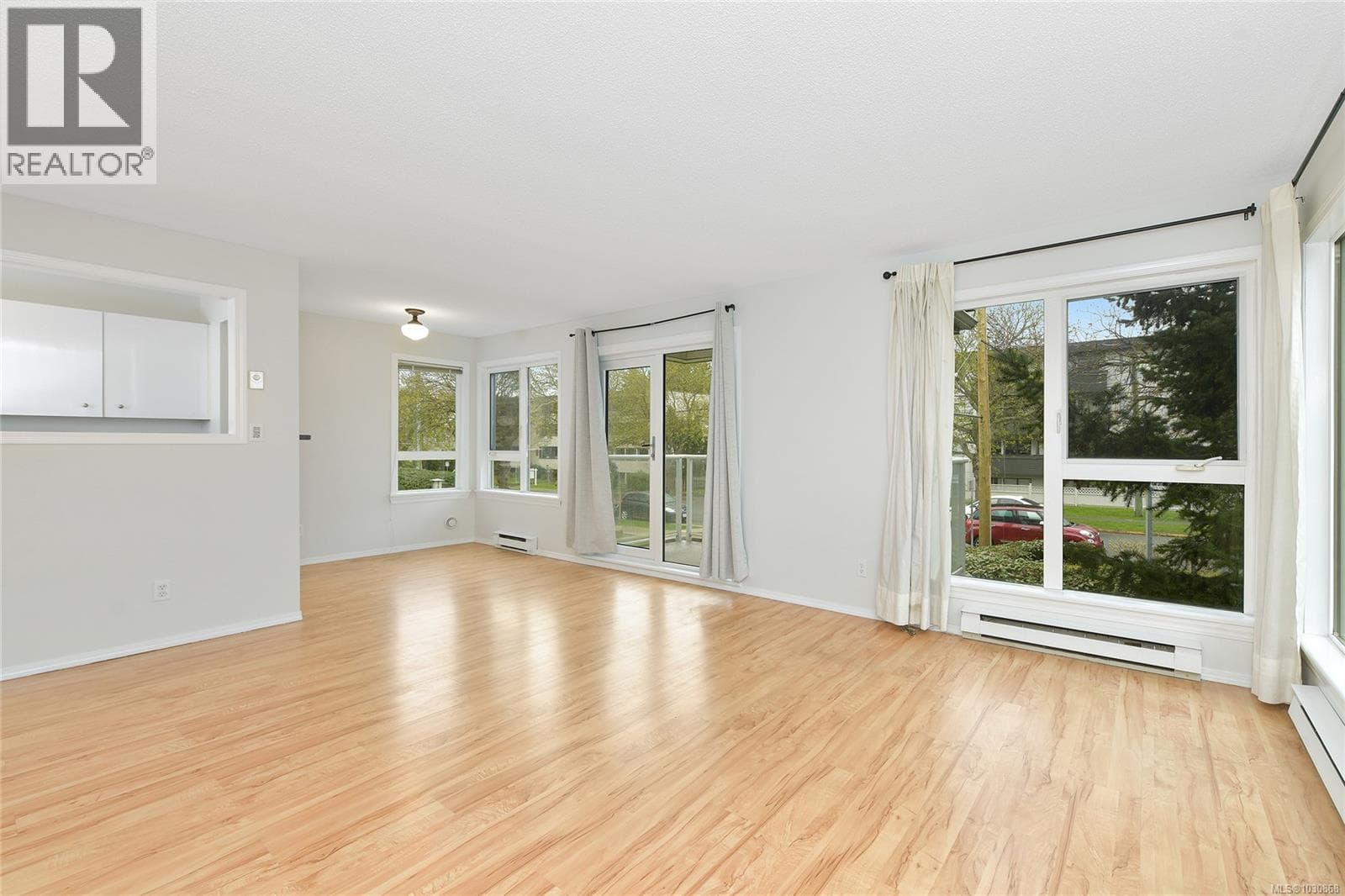 202 2647 Graham St photo 2