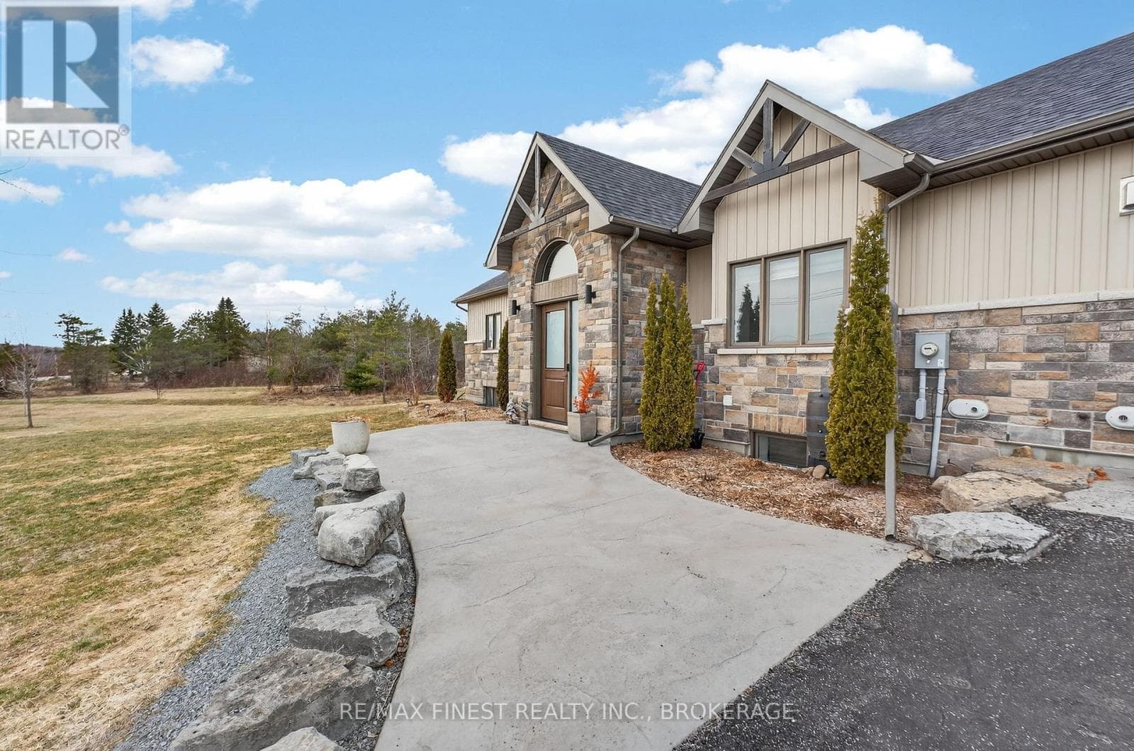 3266 HARROWSMITH ROAD photo 2