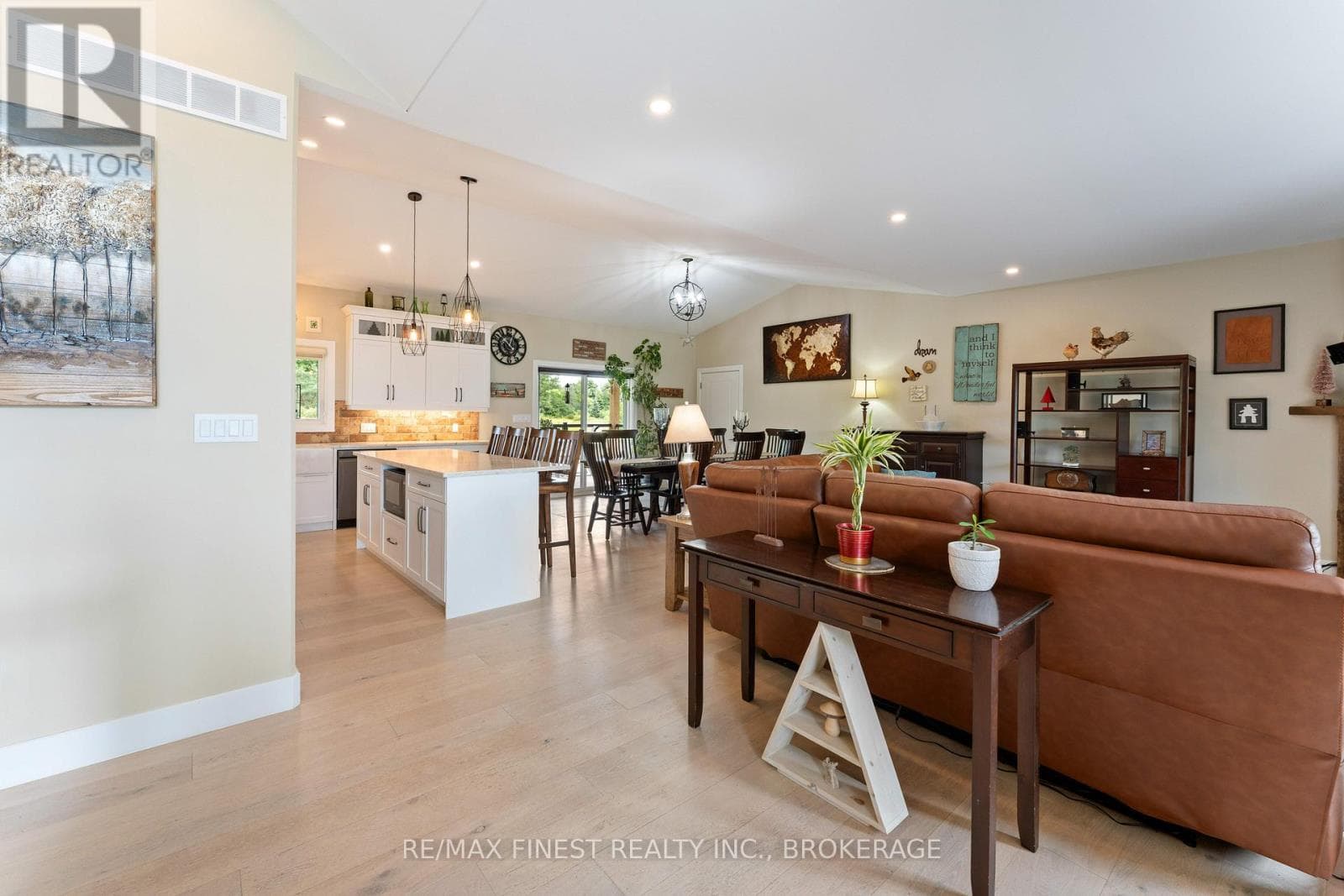 3266 HARROWSMITH ROAD photo 5