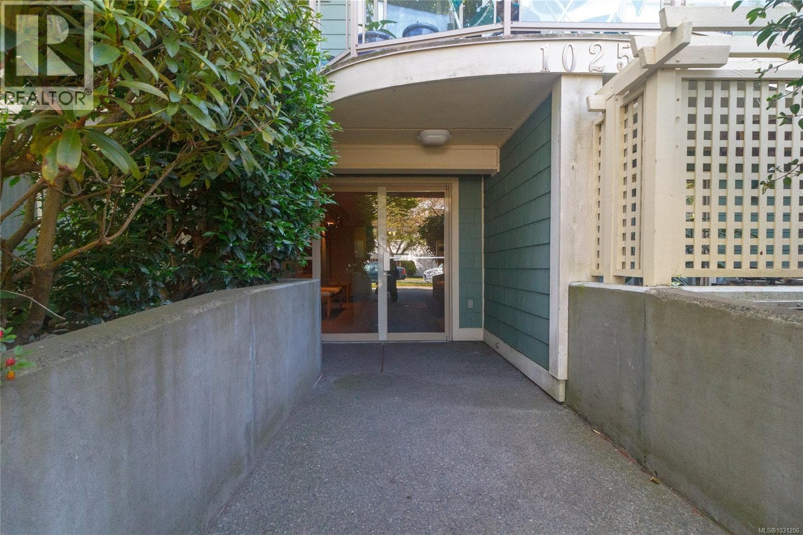 309 1025 Meares St photo 4