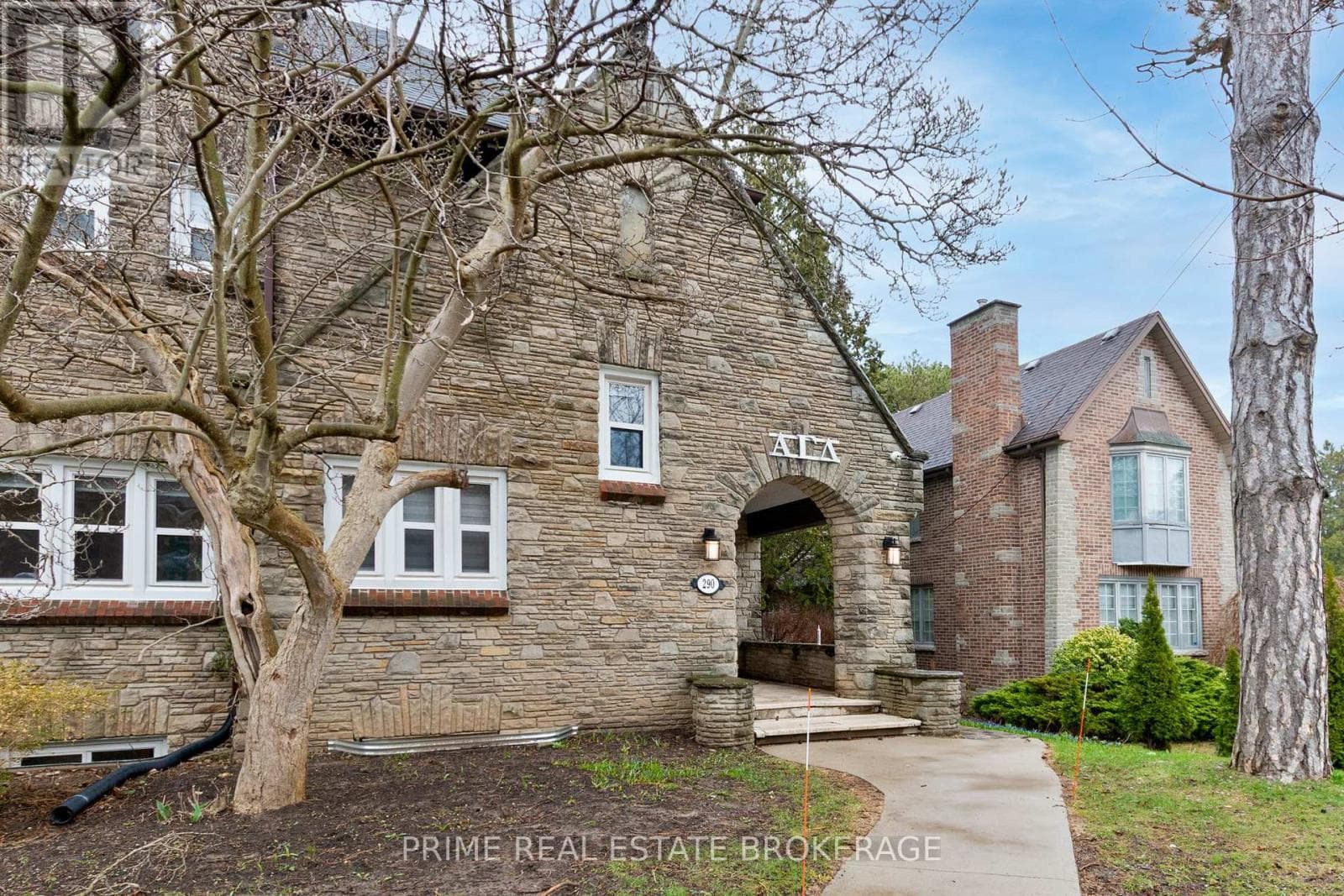 290 HURON STREET photo 3