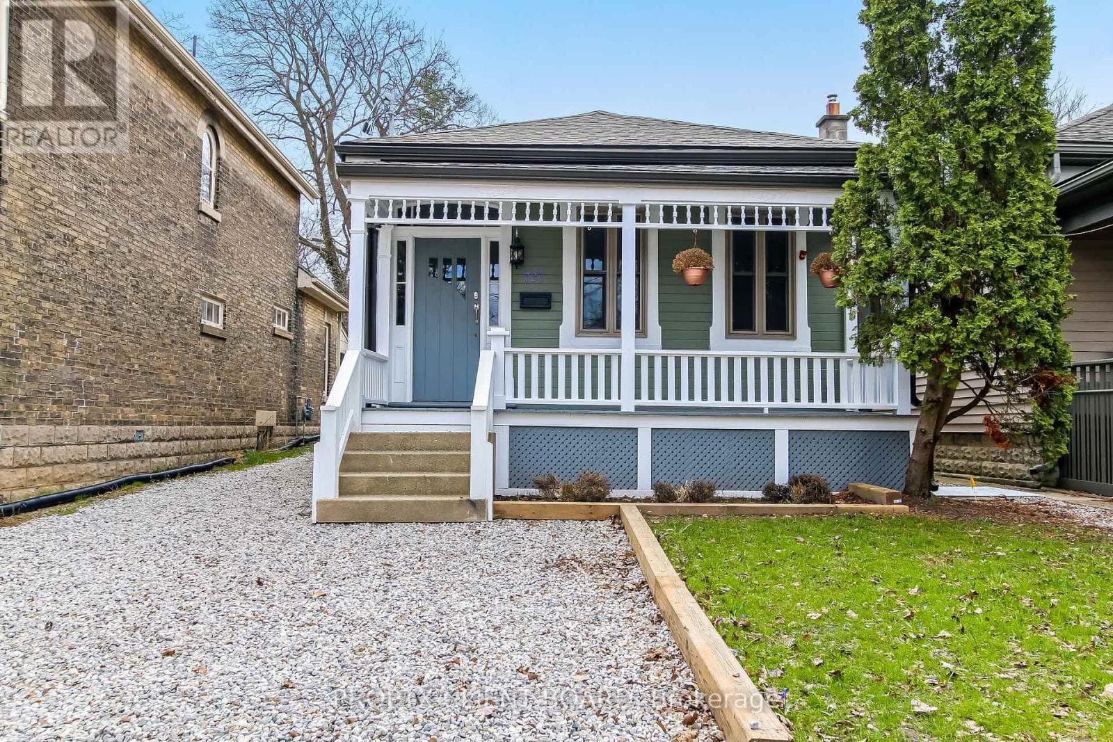 727 QUEENS AVENUE S photo 2