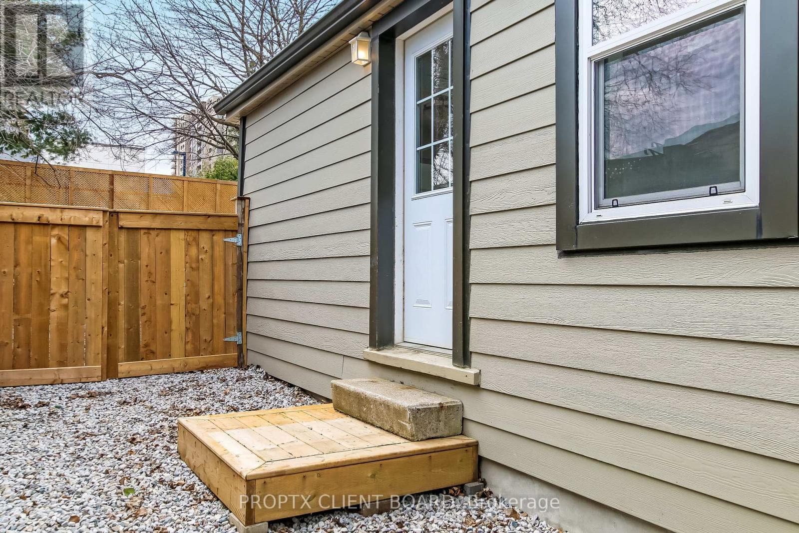 727 QUEENS AVENUE S photo 3