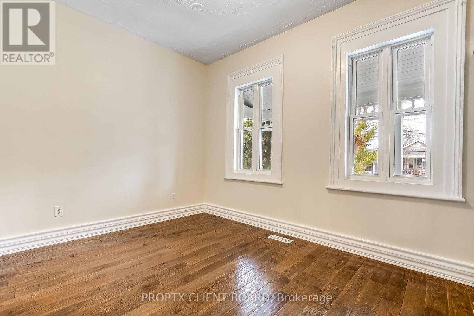 727 QUEENS AVENUE S photo 5