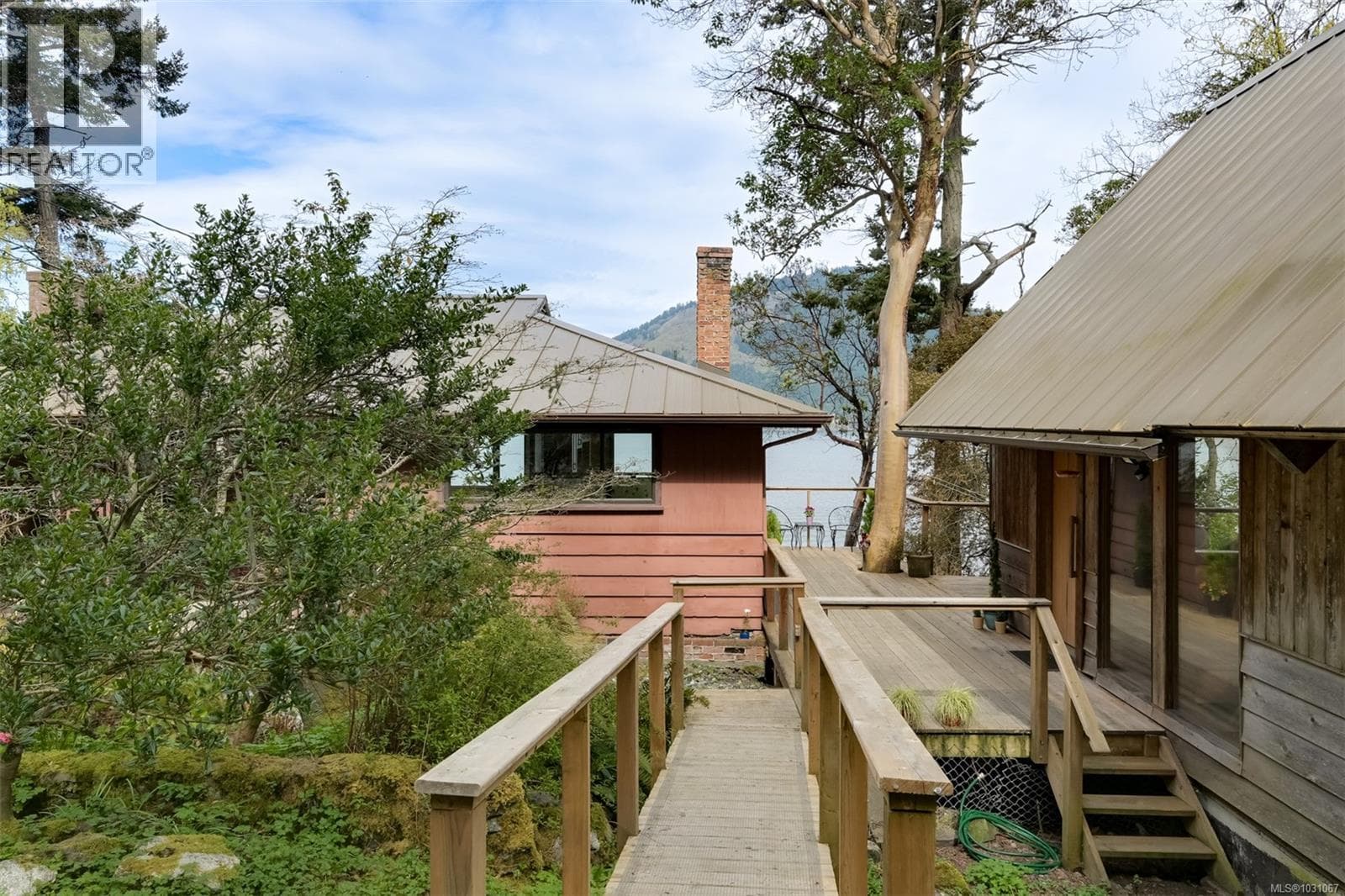 618 Lands End Rd photo 3
