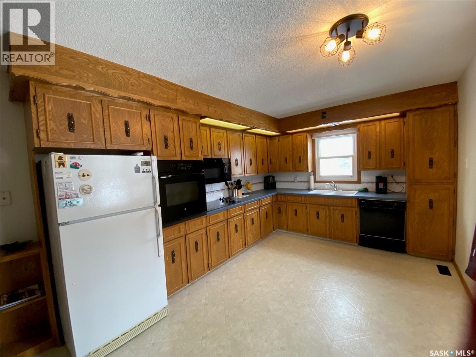 150 Gladstone AVENUE S — photo 2