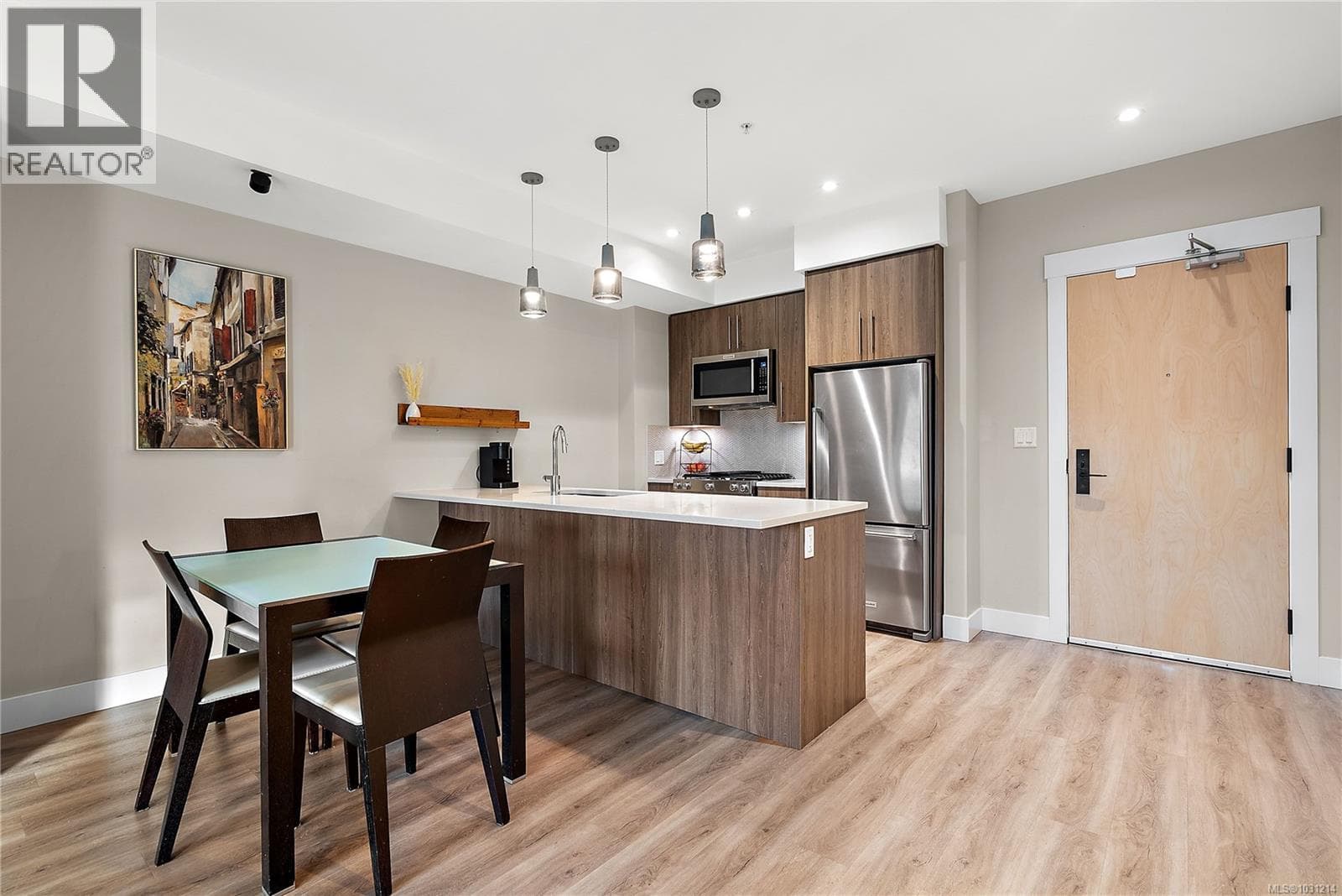 402 2500 Hackett Cres photo 2
