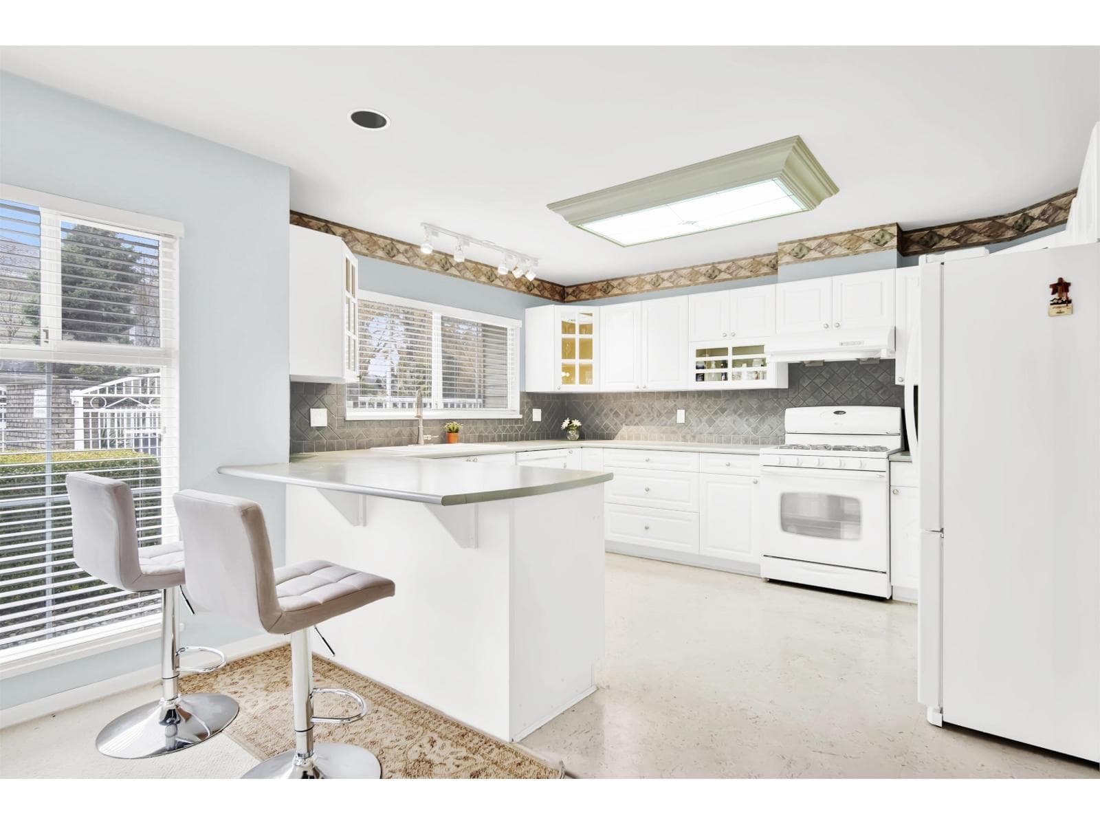 54 8428 VENTURE WAY photo 5