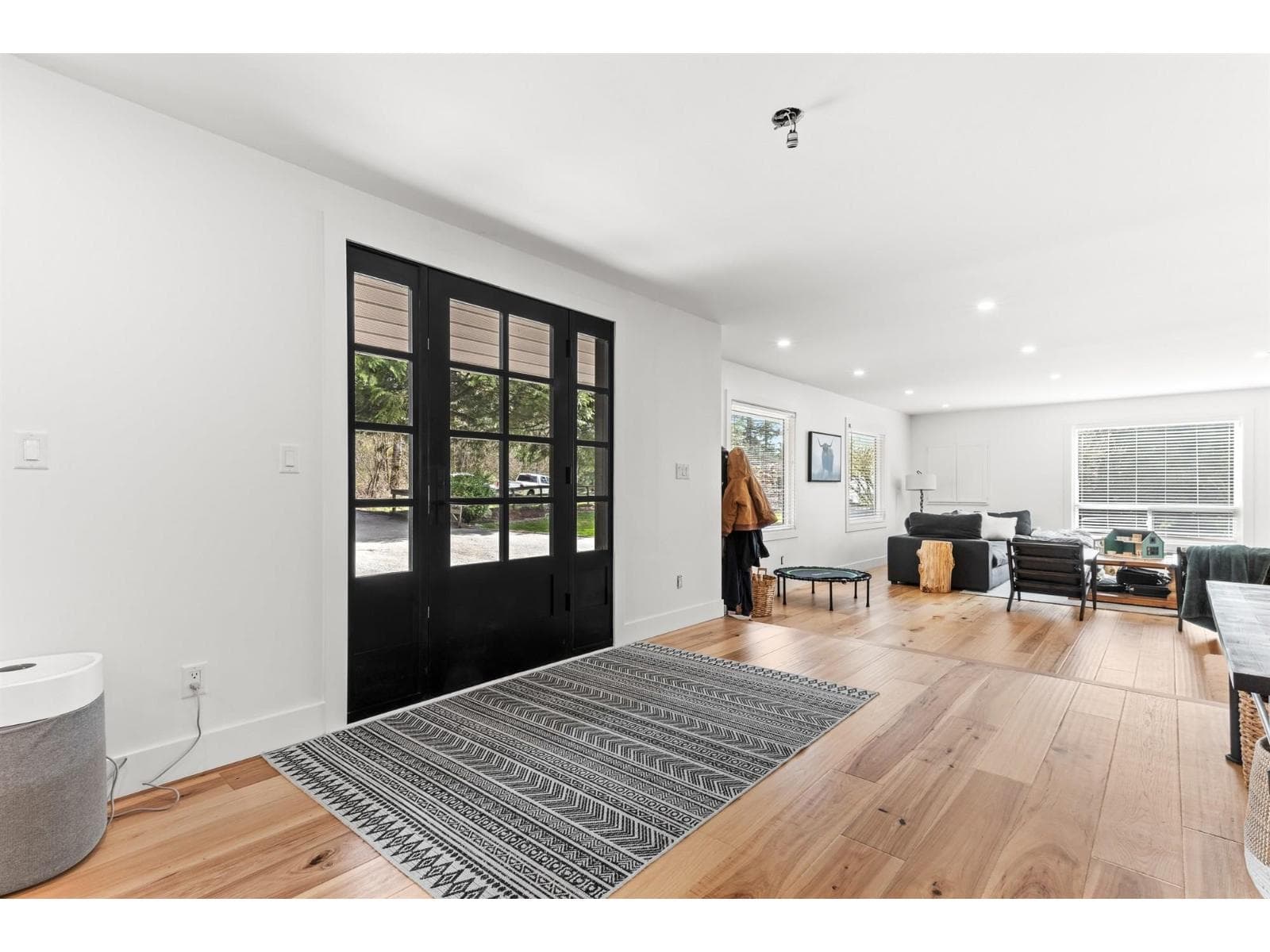 7025 HESSLEA CRESCENT photo 3