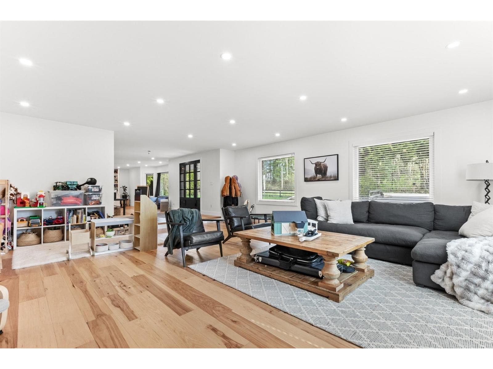 7025 HESSLEA CRESCENT photo 5