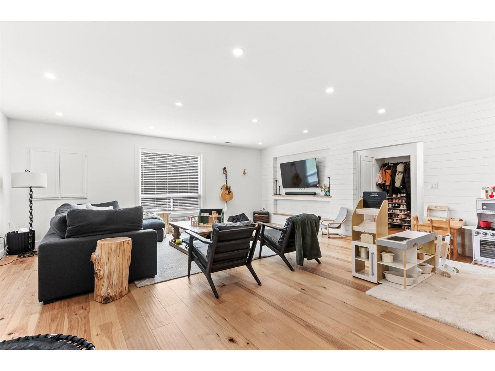 7025 HESSLEA CRESCENT photo 4
