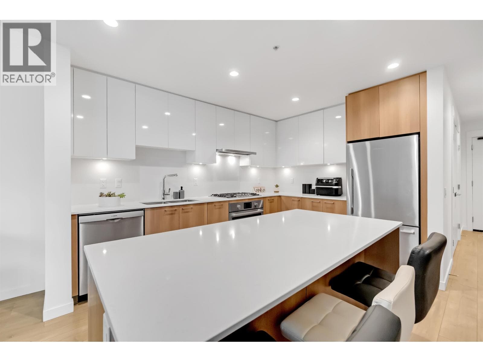 303 715 W 15 STREET photo 2
