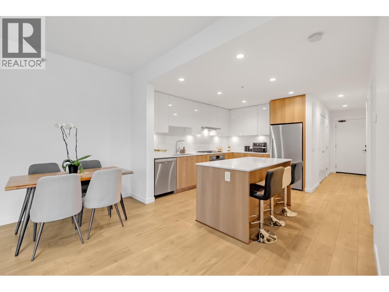 303 715 W 15 STREET photo 3