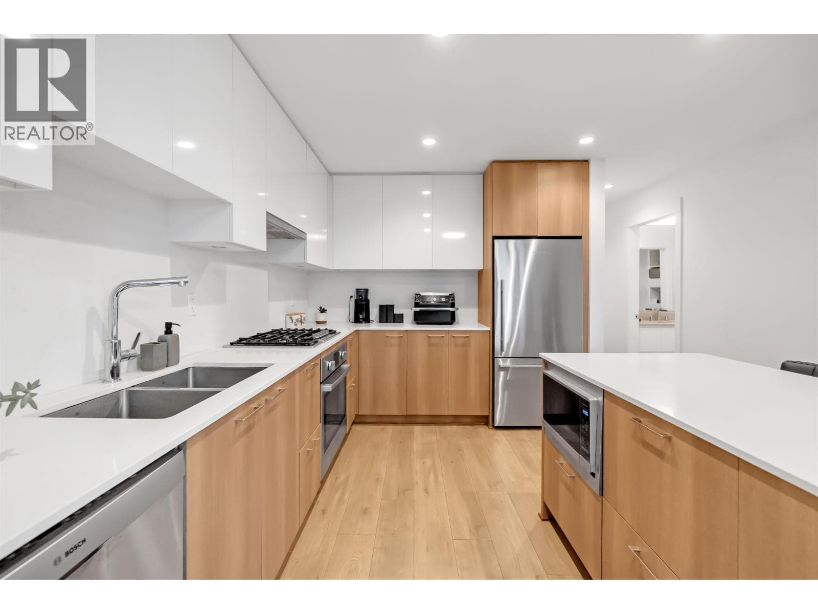 303 715 W 15 STREET photo 4