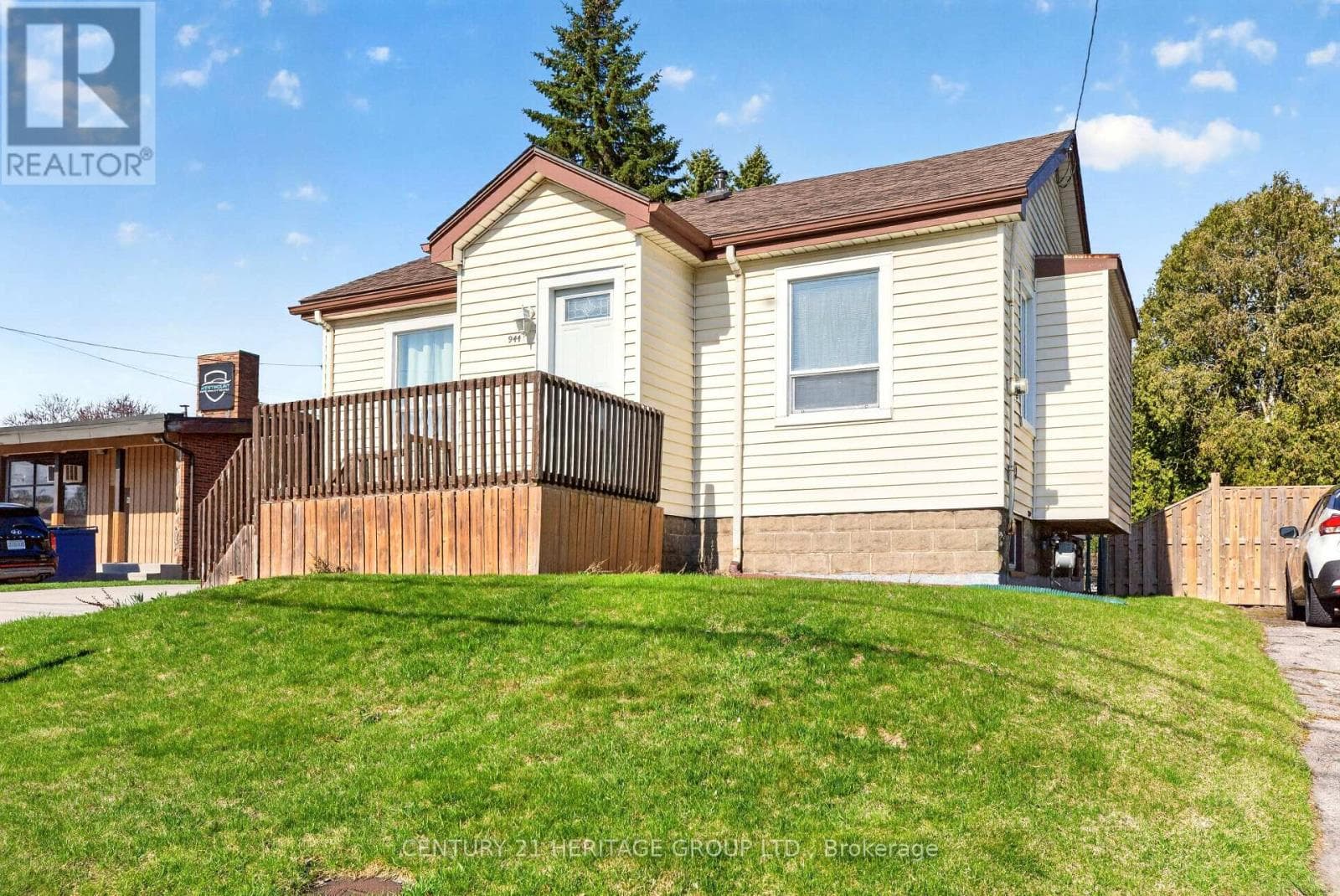 944 GARTH STREET photo 3