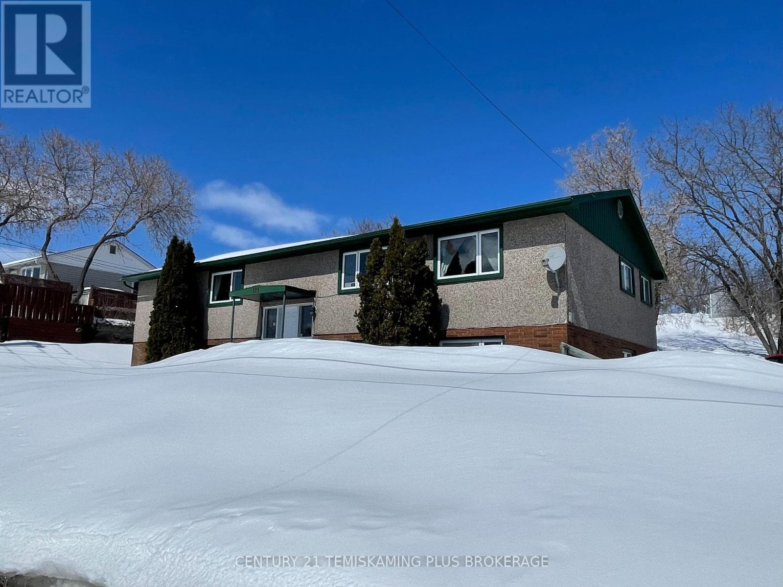 121 ELM AVENUE photo 2