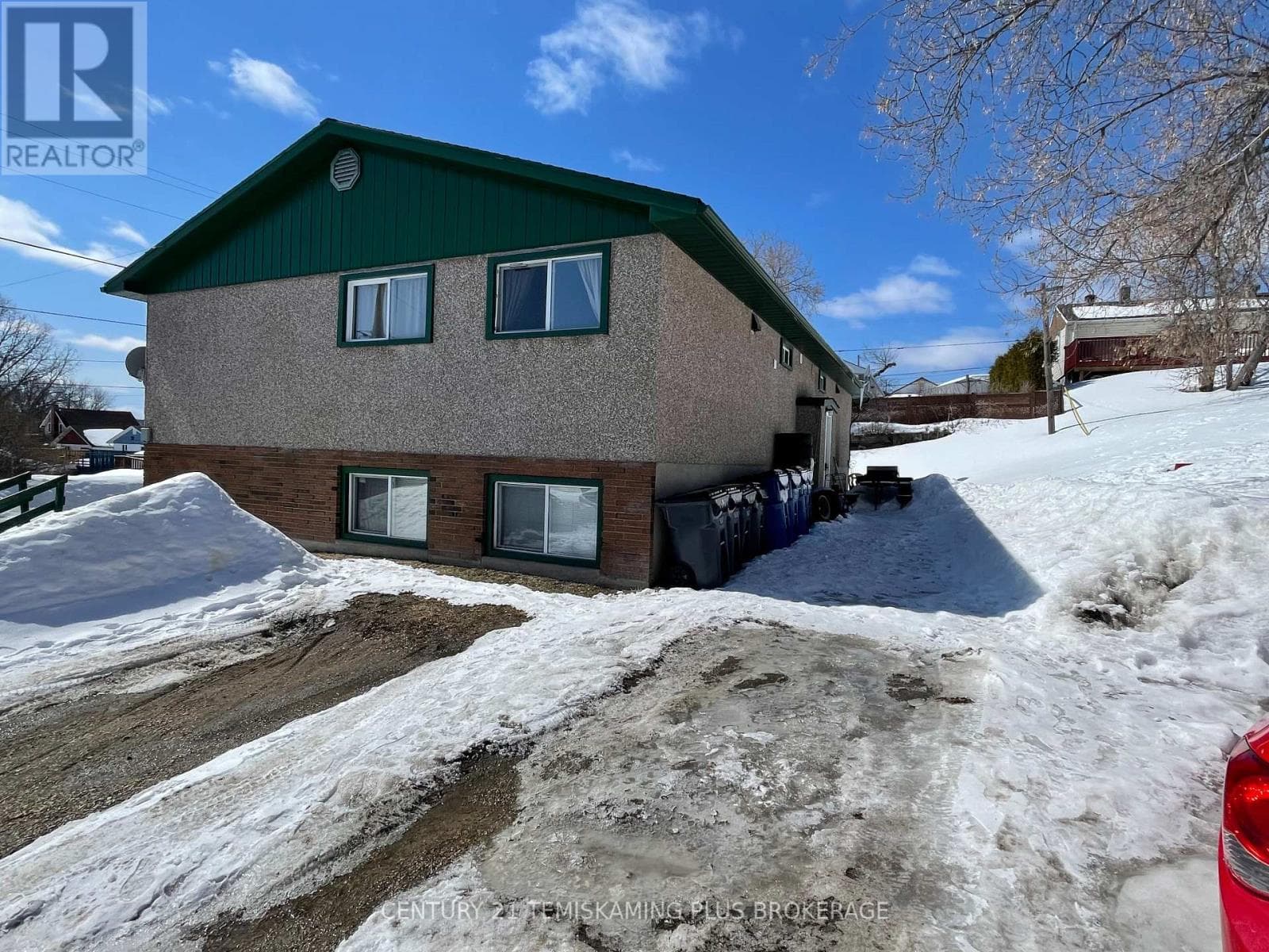 121 ELM AVENUE photo 3