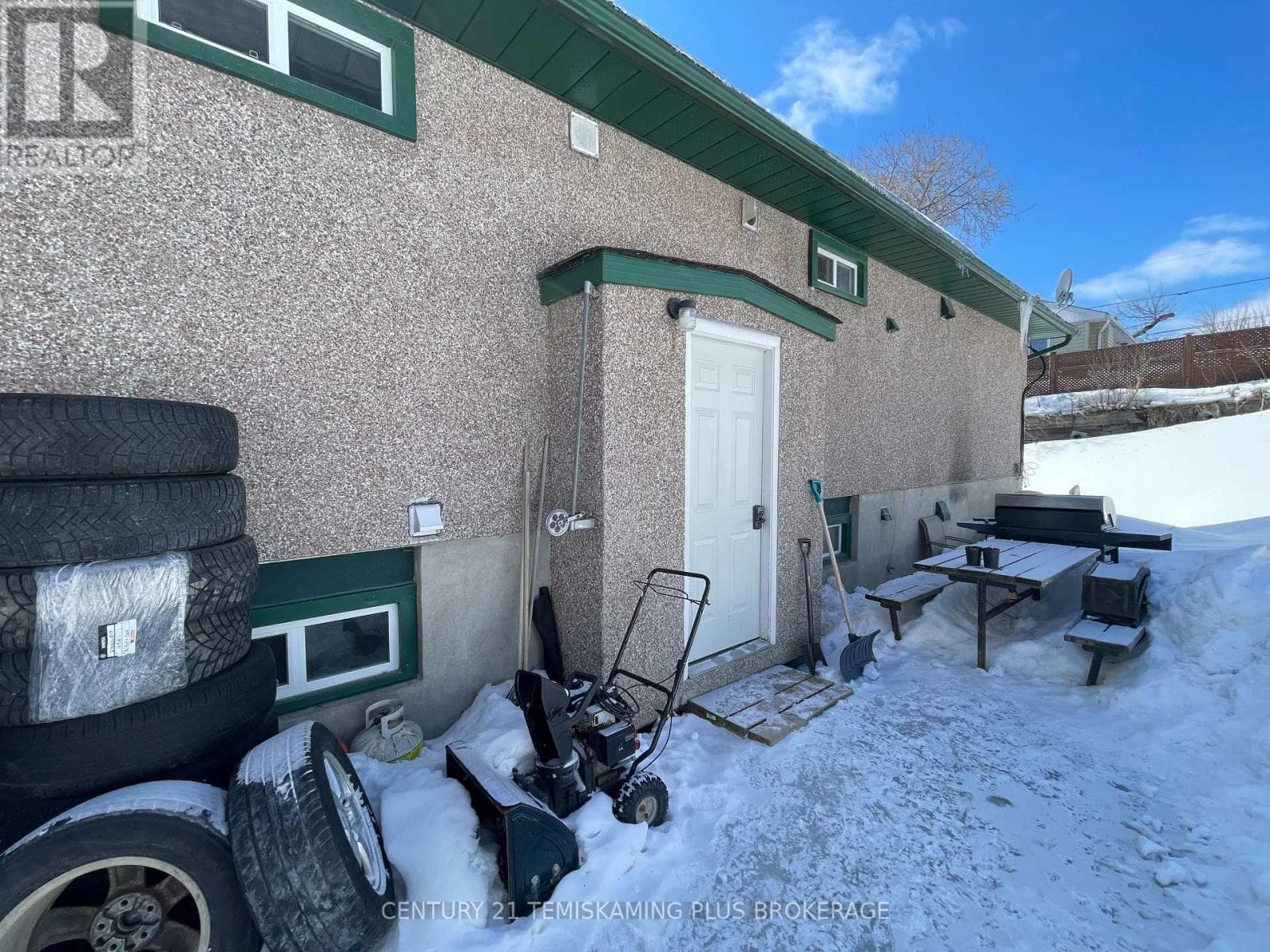 121 ELM AVENUE photo 4
