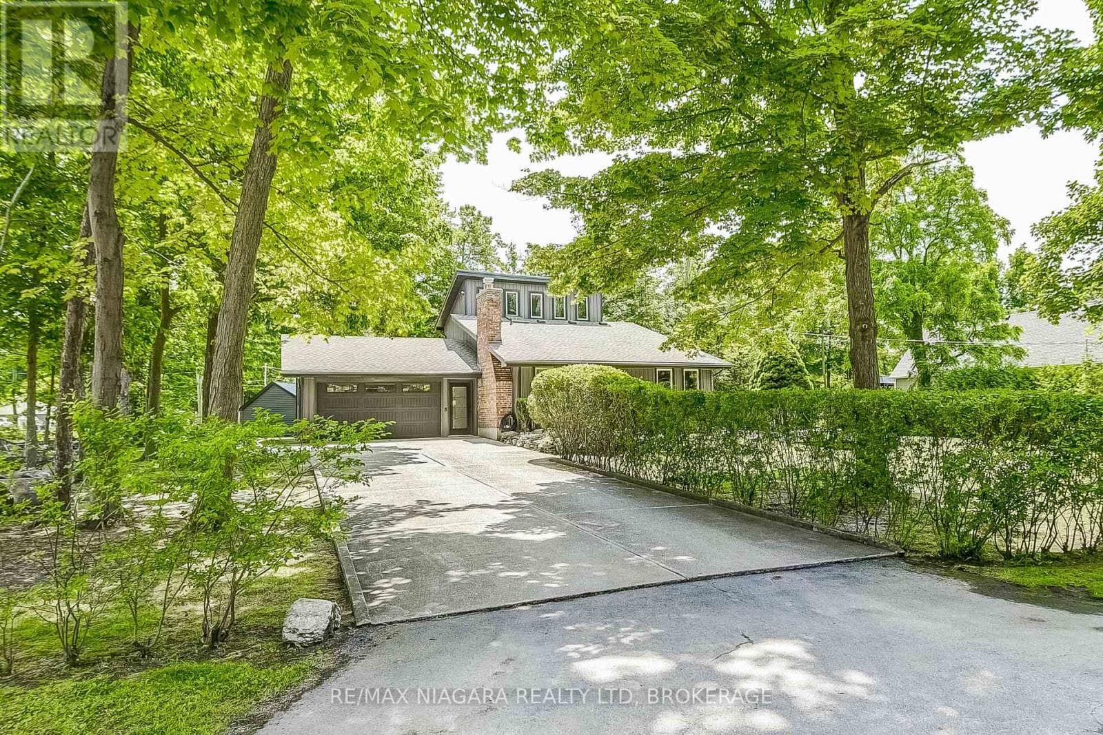 3 bed 2 bath single family at 4905 MAPLEVIEW CRESCENT — $799,000