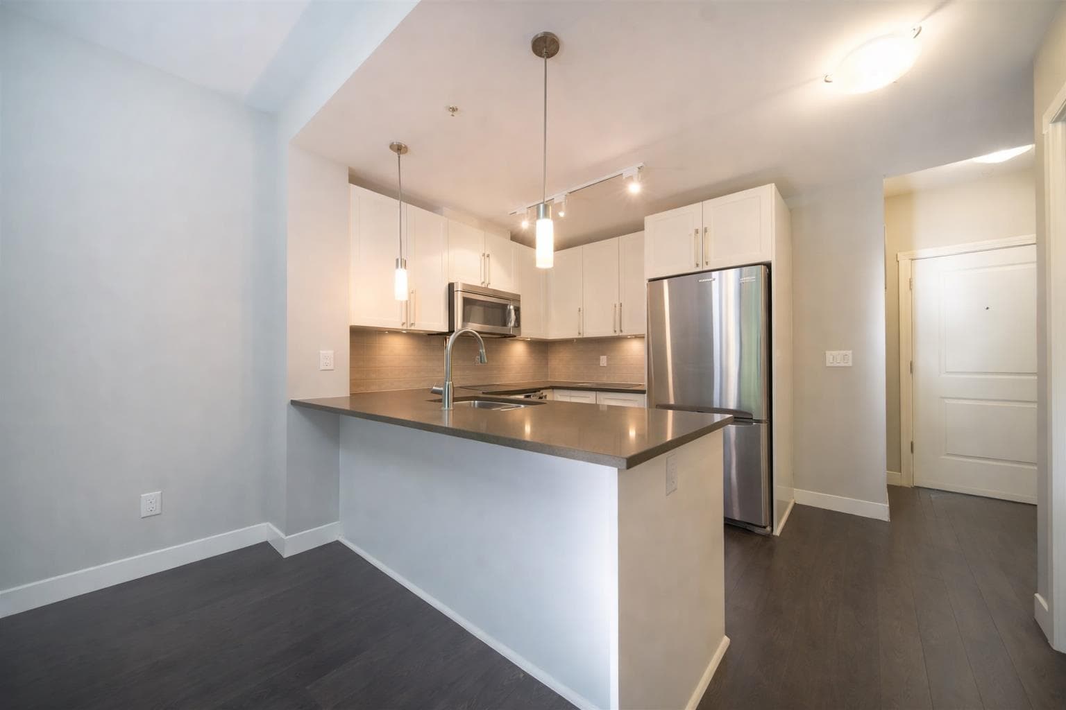 310 14358 60 AVENUE photo 2