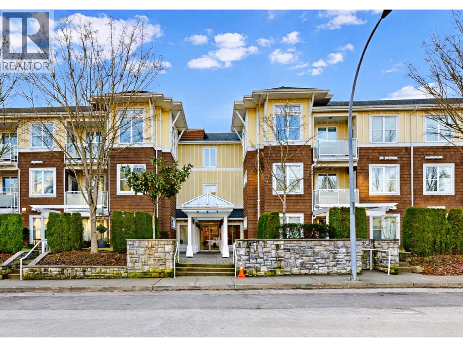 207 1375 VIEW CRESCENT photo 3