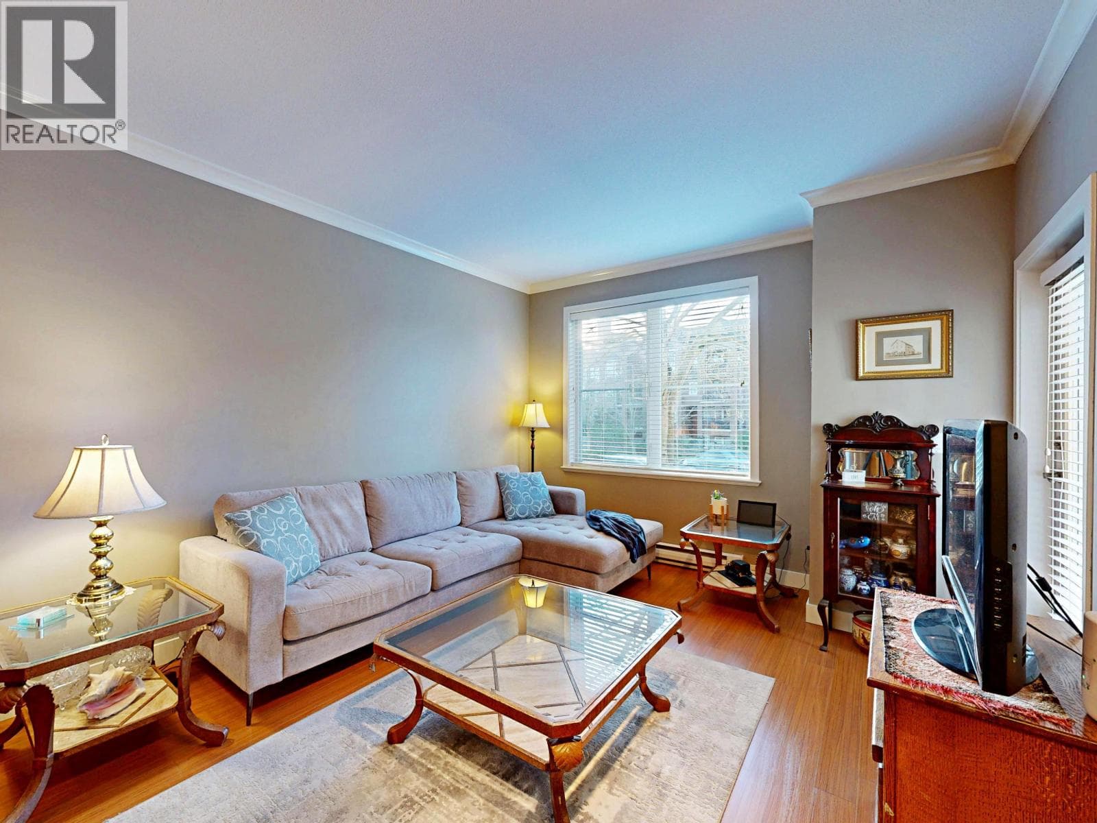 207 1375 VIEW CRESCENT photo 2