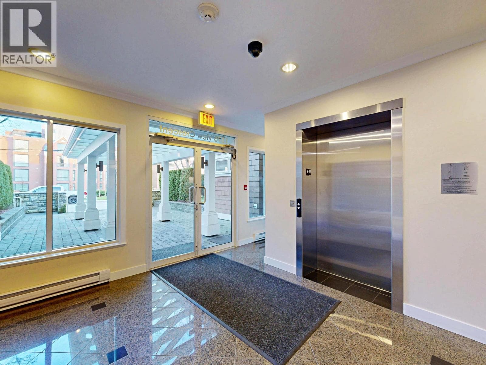 207 1375 VIEW CRESCENT photo 5