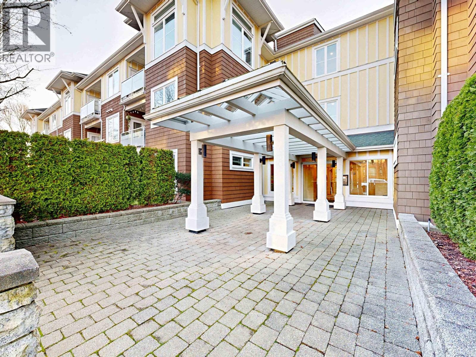 207 1375 VIEW CRESCENT photo 4