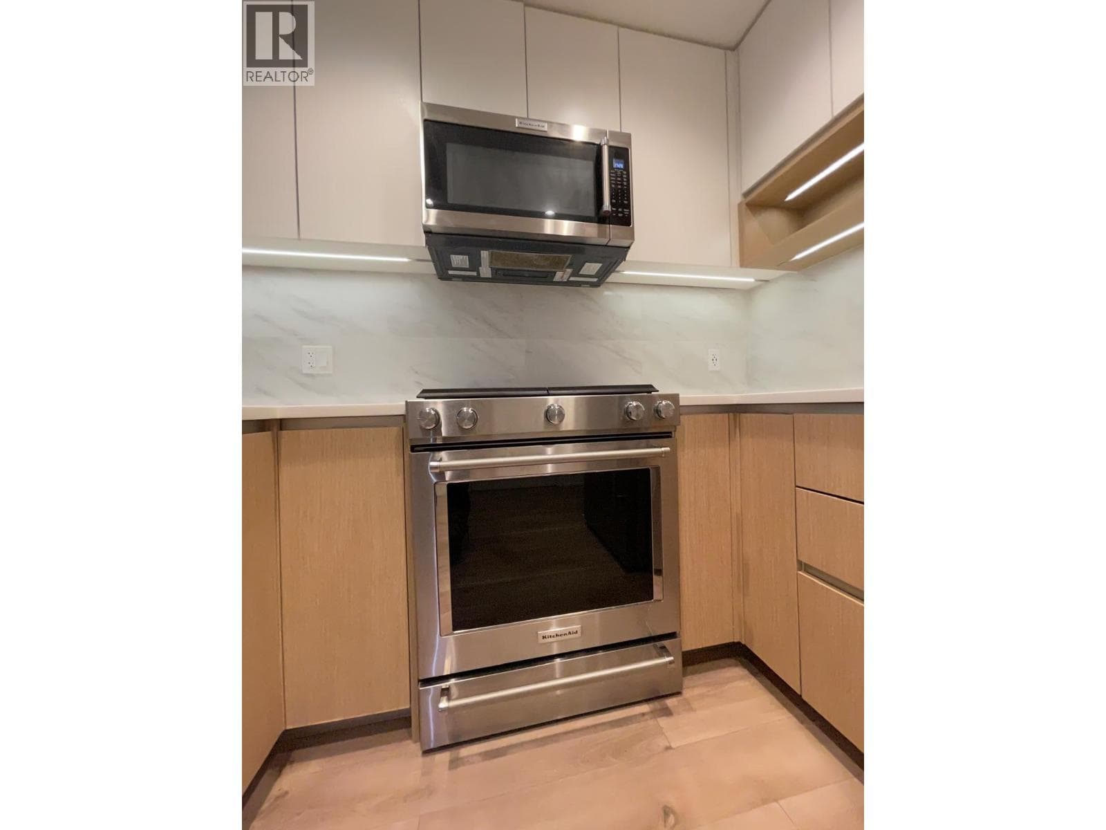 207 8940 UNIVERSITY CRESCENT photo 4
