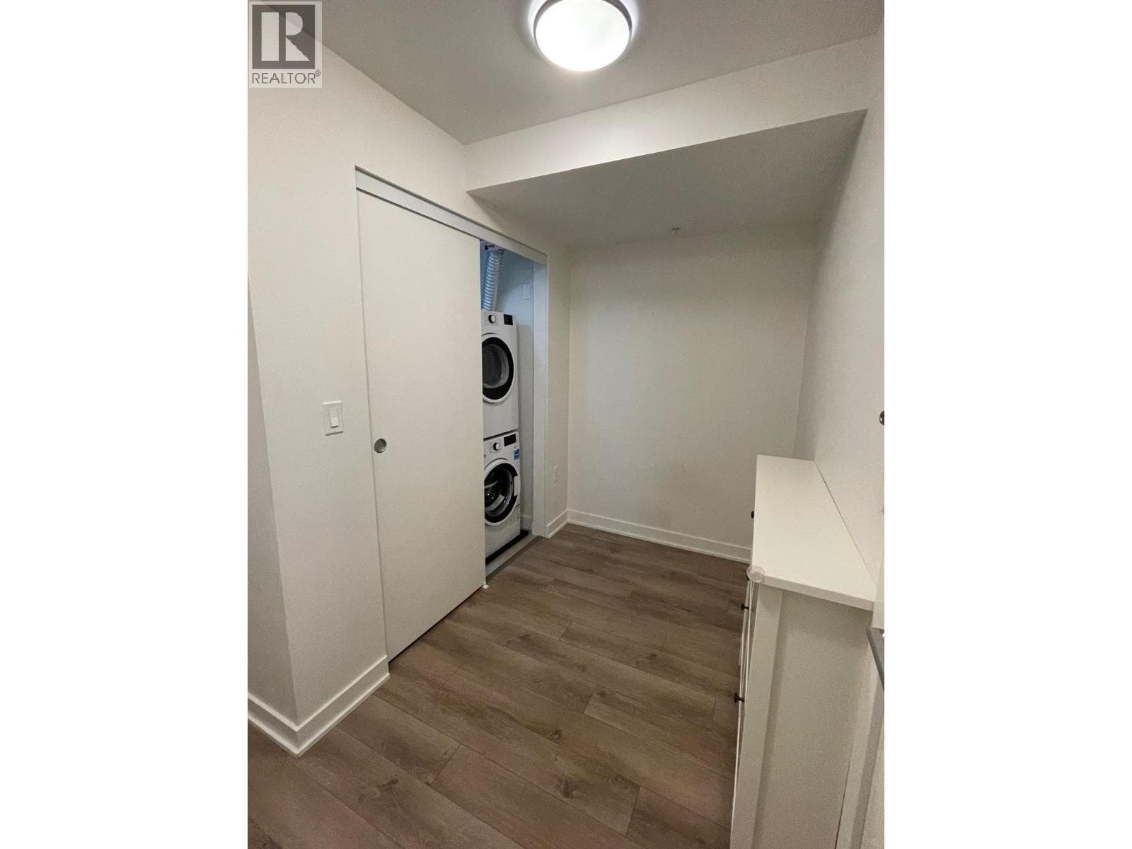 207 8940 UNIVERSITY CRESCENT photo 2