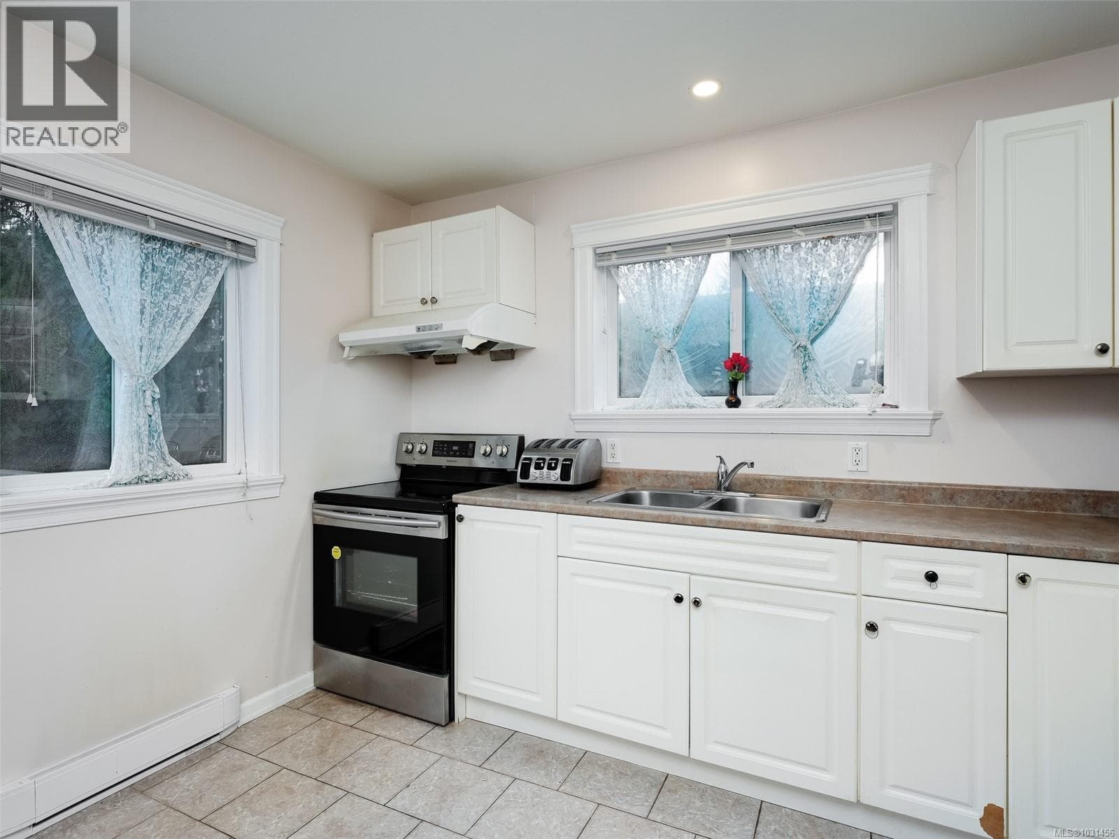 3260 Seaton St photo 5